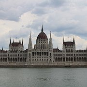 Det ungerska parlamentet i Budapest där paragraf 33 antogs den 19 maj 2020. Paragrafen förbjuder transpersoner att byta juridiskt kön. 