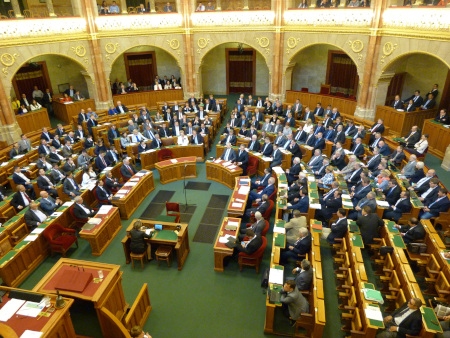 Viktor Orbán talar i nationalförsamlingen. 