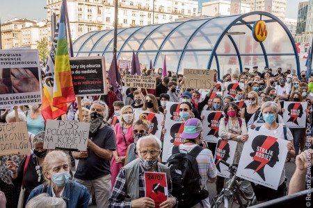 Polska Kvinnostrejken bildades 2016 för att protestera mot försöken att förbjuda abort. Sedan dess har man arrangerat över 1 500 manifestationer mot regeringspolitiken.