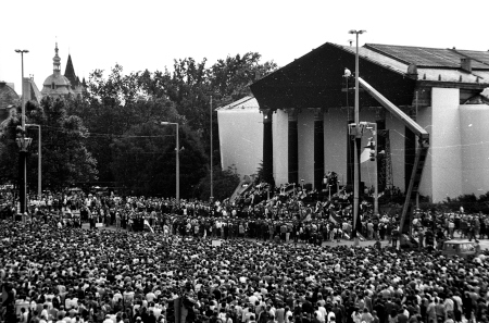 Återbegravningen av Imre Nagy den 16 juni 1989 blev Viktor Orbáns politiska genombrott. Över 100 000 deltog i Budapest för att hedra ledarna för den ungerska revolutionen 1956.