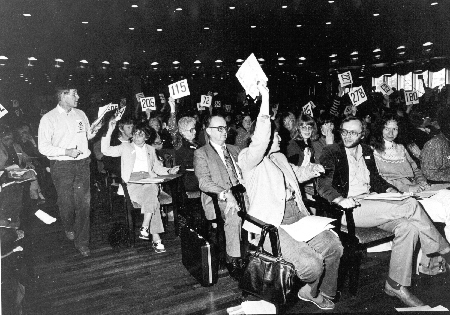 Debatterna har varit livliga och många inom Amnesty. Här en omröstning vid årsmötet i Mora 1982.