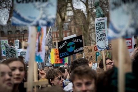 Greta Thunberg inspirerade under 2019 hundratusentals människor över hela världen. Skolelever gick i klimatstrejk och människor i olika åldrar gick ut på gatorna för att protestera mot klimatförändringarna. Här en studentmarsch i London 15 mars 2019.