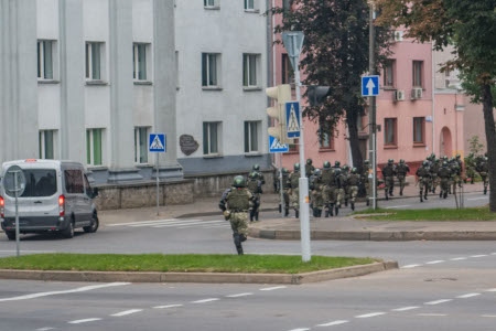 Inrikesoldater rycker fram i Minsk 6 september. Skåpbilar med svarta rutor och utan registreringsskyltar har använts för att föra bort demonstranter.