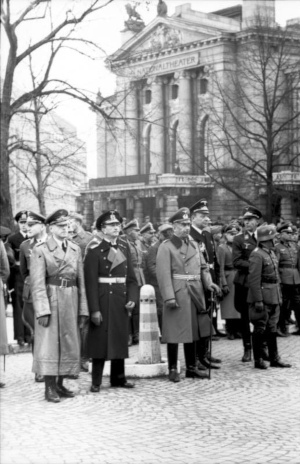 Tyska officerare framför Nationalteatern i Oslo 1940.