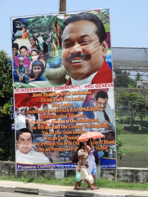Affisch 2014 som angriper FN:s krav på utredning av brott under inbördeskriget och ger stöd till Mahinda Rajapaksa som då var president. Nu är han premiärminister medan brodern Gotabaya Rajapaksa är president.