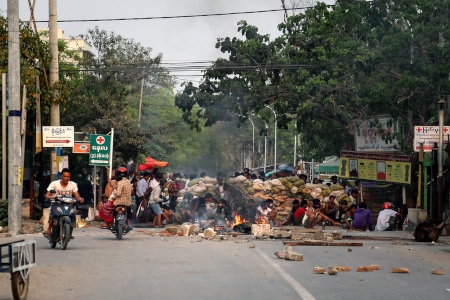 Motståndare till militärjuntan har byggt barrikader i Mandalay den 21 mars.