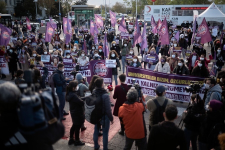 Under förra året dödades omkring 300 kvinnor av män. Ett av budskapen från demonstranterna i Kadiköy var att regeringen måste göra mer för att skydda kvinnor.