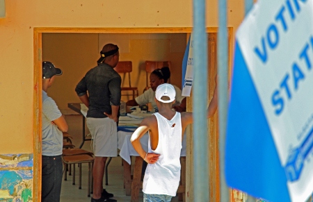 Väljare registrerar sig i St Johns Anglican Church i Kayamandi, Västra Kapprovinsen i samband med valet 2014. ANC har vunnit samtliga val sedan 1994 och vid parlamentsvalet 2019 fick ANC 57,5 procent av rösterna. 