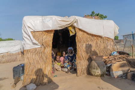 Läger för internflyktingar i delstaten Borno i nordöstra Nigeria i november 2020. Falmata  med två av sina barnbarn.