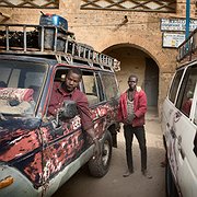  Chaufförerna Gibril Maiga och Joseph Sangare parkerar bilen på marknaden i Timbuktu. Varje dag kör han den riskfyllda vägen till Mopti i söder och varje gång utsätter de sig för risken att bli attackerade av beväpnade banditer.