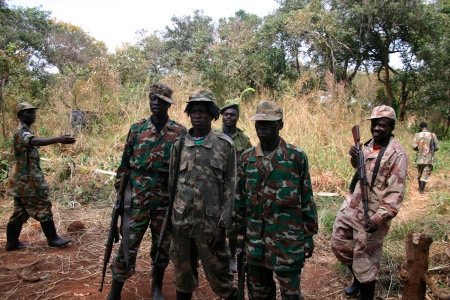 På bilden syns LRA-soldater vid ett misslyckat försök till fredsförhandlingar i november 2008.
