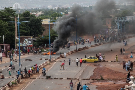 Malis huvudstad Bamako 10 juli 2020. Tusentals personer demonstrerade med krav på att president  Keïta skulle avgå. Här har demonstranter byggt barrikader på en gata i Bamako. Amnesty riktar skarp kritik i en ny rapport om säkerhetsstyrkornas användande av dödligt våld under protesterna förra året.