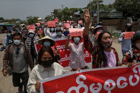 Protesterna i Myanmar fortsätter. Här en demonstration i Mandalay den 5 maj.