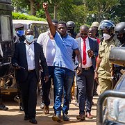 Bobi Wine (med knuten näve) förs till en domstol i Inganga i Uganda den 19 november. 