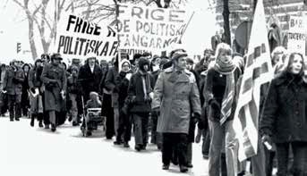Amnestymedlemmar demonstrerar på 1970-talet.