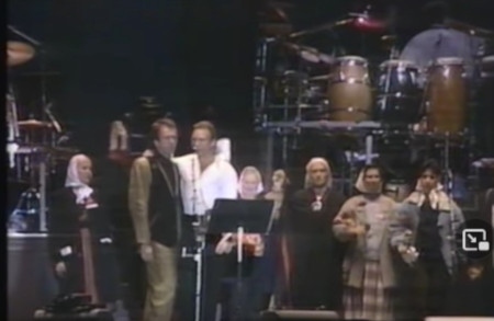  Peter Gabriel och Sting sjunger ”They dance alone” (Ellas danzan solas) tillsammans med mödrarna vid Plaza del Mayo vid Amnestys konsert i Buenos Aires 15 oktober 1988.