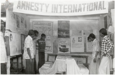 Under åren har Amnesty drivit ett antal kampanjer mot tortyr. Här en utställning från en Amnestygrupp i Jhargram i Västbengalen i Indien 1982.