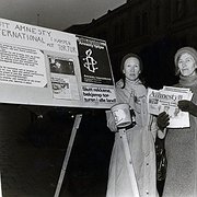  Ingeborg Muur och Tove Rognlien i en aktion mot tortyr i Oslo våren 1984.