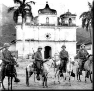 Salvadoranska soldater patrullerar gränsen mot Honduras under fotbollskriget 1969.