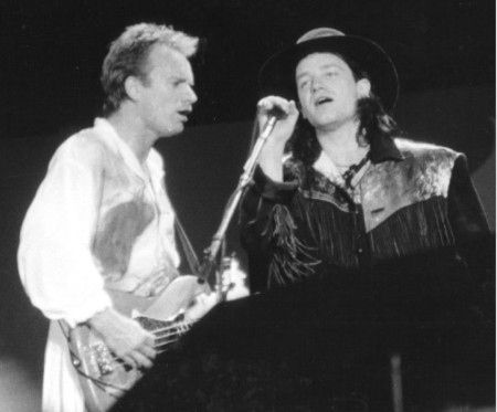 Sting och Bono sjunger Police-sången "Invisible Sun" på Amnestys konsertturné  Conspiracy of Hope i East Rutherford, New Jersey, USA den 15 juni 1986.
