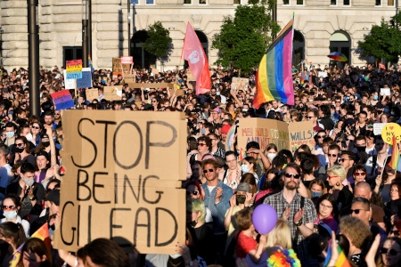 Den 14 juni 2021 samlades 10 000 demonstranter utanför parlamentet i Ungerns huvudstad Budapest för att protestera mot den nya lag som gör det förbjudet med  sexualundervisning, filmer och reklam som ””främjar könsidentitetsmässiga avvikelser, könsbyte och homosexualitet ” för personer under 18 år.