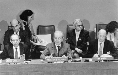 Offentligt möte i FN-högkvarteret, organiserat av Amnesty International, den 27 oktober 1988 för att främja ratificeringar av människorättsavtal:På scenen Andres Aguilar, ordförande i IACHR, Javier Pérez de Cuéllar,FN:s generalsekreterare och Ian Martin, generalsekreterare för Amnesty International.