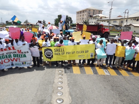 I april 2012 demonstrerar aktivister i Port Harcourt i södra Nigeria med krav på att Shell ska betala och städa upp i Nigerdeltat.
