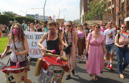 Regeringen försöker mobilisera sina anhängare genom att skapa fiender och syndabockar, anser Áron Demeter på ungerska Amnesty. Motståndet mot regeringen visade sig dock den 24 juli då Prideparaden i Budapest blev den största någonsin. 