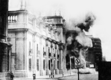Presidentpalatset La Moneda brinner den 11 september 1973 efter ett flyganfall.