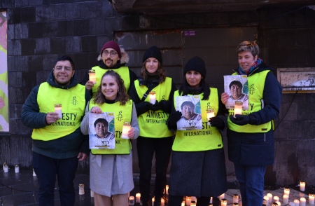 På manifestationen samlades namnunderskrifter in för att kräva att Bernardo Caal Xól omedelbart ska friges. Längst till höger är Amnesty Sveriges tillförordnade generalsekreterare Anna Johansson.