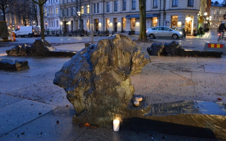Den officiella ljuständningen på Raoul Wallenbergs torg var inställd på grund av pandemin. Men ett ljus lyste ändå där.