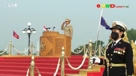 General Min Aung Hlaing övervakar den 27 mars den årliga militärparaden i  huvudstaden Naypyidaw för att fira Tatmadaw-dagen. De väpnade styrkornas dag firas för att uppmärksamma motståndet 1945 mot Japans ockupation. 
