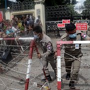  Anhöriga väntar 19 oktober utanför Insein-fängelset i Yangon (Rangoon) på frigivningar av fångar. Juntaledaren, general Min Aung Hlaing, hade meddelat att 5 000 fångar skulle friges. Det var oklart hur många som verkligen frigavs och 110 personer greps på nytt.   