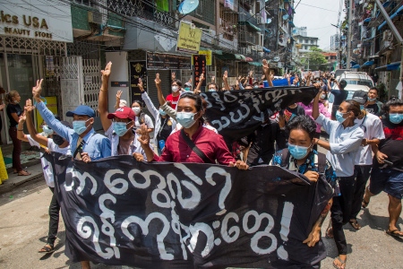 I Myanmar fortsätter protesterna mot militärens kupp den 1 februari. Här en manifestation i Yangon 27 april 2021.