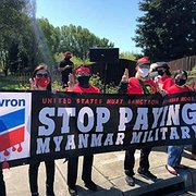 Protest i USA i april 2021 mot Chevrons verksamhet i Myanmar. Nu lämnar företaget Myanmar.