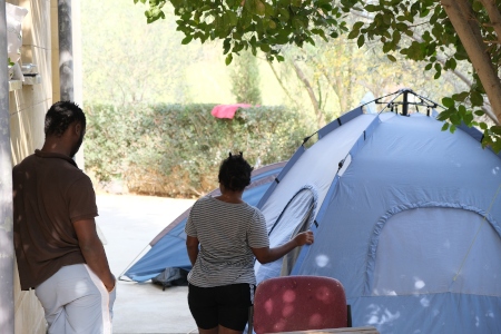 Grace, 24, och Daniel, 20, var fast i buffertzonen i över sex månader, och tillbringade dagarna i två små tält. Efter att Påven besökte Cypern i början av december 2021 fick de slutligen möjlighet att söka om asyl i Vatikanstaten.