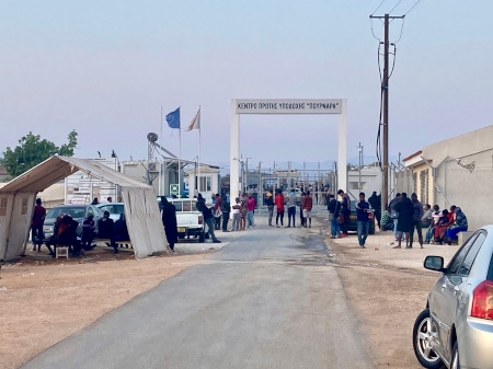  Över 2 000 migranter befinner sig i Pournara-lägret drygt två mil utanför huvudstaden Nicosia. Förhållandena är svåra och det saknas sjukvård på plats.