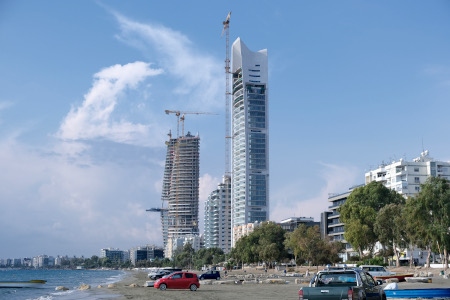 I Limassol finns många nybyggda höghus, som idag står tomma. Affärsmän har köpt lägenheter för att få möjlighet till så kallade “gyllene pass”. Cypern har bland annat sålt EU-medborgarskap till ryska oligarker, kinesiska affärsmän, och personer som misstänks för ekonomiska brott.
