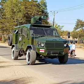 Ett av militärens fordon patrullerar den 2 februari 2021, dagen efter kuppen.