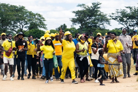 Anhängare till oppositionspartiet CCC, Coalition for Change, protesterar 12 mars mot att polisen stoppat ett framträdande av partiets ledare Nelson Chamisa i Marondera, 70 kilometer öster om huvudstaden Harare.