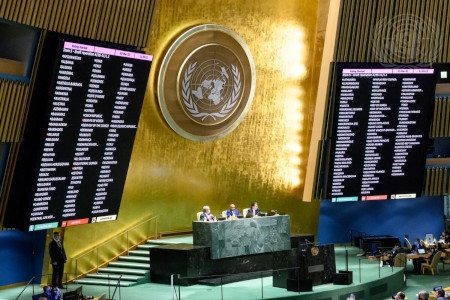 FN:s generalförsamling samlas till extramöte om kriget i Ukraina och antar 2 mars en resolution.