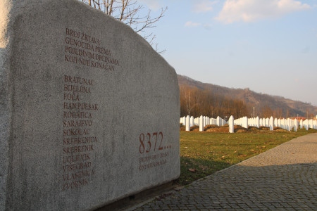 Minnesstenar i Potočari på minnesgravplatsen för folkmordet i Srebrenica. 
