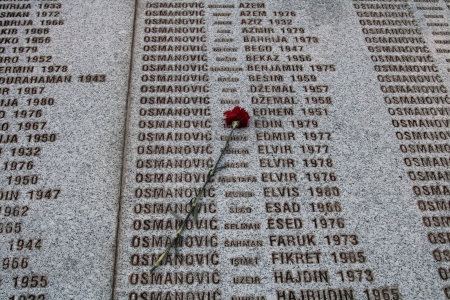 På ”minnesgravplatsen för folkmordet i Srebrenica” finns namnen på cirka 8 000 personer som fördes bort och sedan avrättades i Srebrenica i juli 1995.