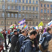 Hbtqi-aktivister deltar i 1 maj-firandet i Sankt Petersburg 2017.