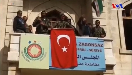 18 mars 2018. Turkiska styrkor och deras syriska allierade har intagit Afrin i nordvästra Syrien. I byggnaden hade tidigare det syriska kurdiska partiet PYD:s regering haft sitt högkvarter. Nu hotar Turkiet med en inmarsch i andra delar av norra Syrien.
