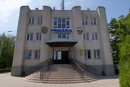 På översta våningen i stadshuset i Varnita arbetar borgmästaren Alexander Nikitenko för att se till att relationerna med Transnistrien fungerar på lokal nivå. 