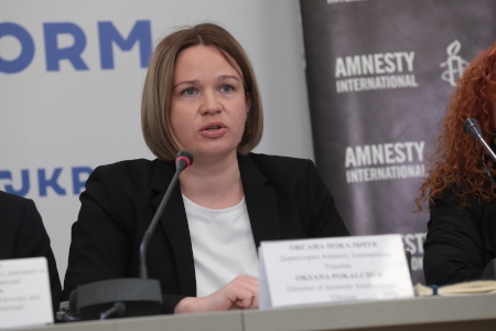 Oksana Pokalchuk, chef för Amnestys kontor i Ukraina, avgick i protest den 6 augusti. Här är hon på en presskonferens Amnesty höll i Kiev den 6 maj för att presentera en rapport om ryska krigsförbrytelser i nordvästra delen av Kiev oblast.