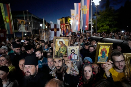 Tusentals personer har de senaste veckorna protesterat mot EuroPride i Belgrad. Här lyssnar folk till den serbisk-ortodoxa kyrkans patriark Porfirije vid ett protestmöte 11 september 2022.