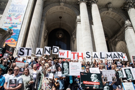 Hundratals författare och andra personer samlades vid New Yorks bibliotek den 19 augusti för att i solidaritet med Salman Rushdie läsa från hans verk i ett livesänt evenemang.