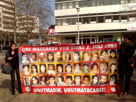 Solidaritetsmanifestation i tyska Hannover till minne av offren för massakern i Sivas 2 juli 1993.